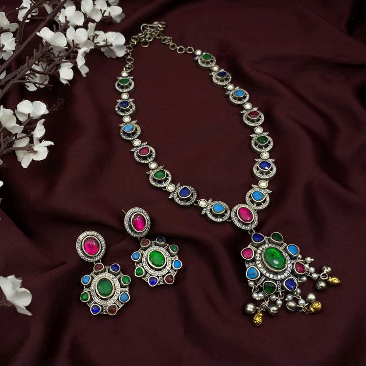 Conjunto de Collar y Pendientes Tribales de Plata Oxidada con Múltiples Piedras para venta al por mayor de Quirky Fashions