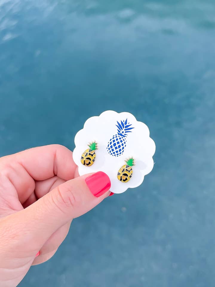 Leopard ananas emalje Stud Øreringe for engroshandel hos Prep Obsessed Wholesale