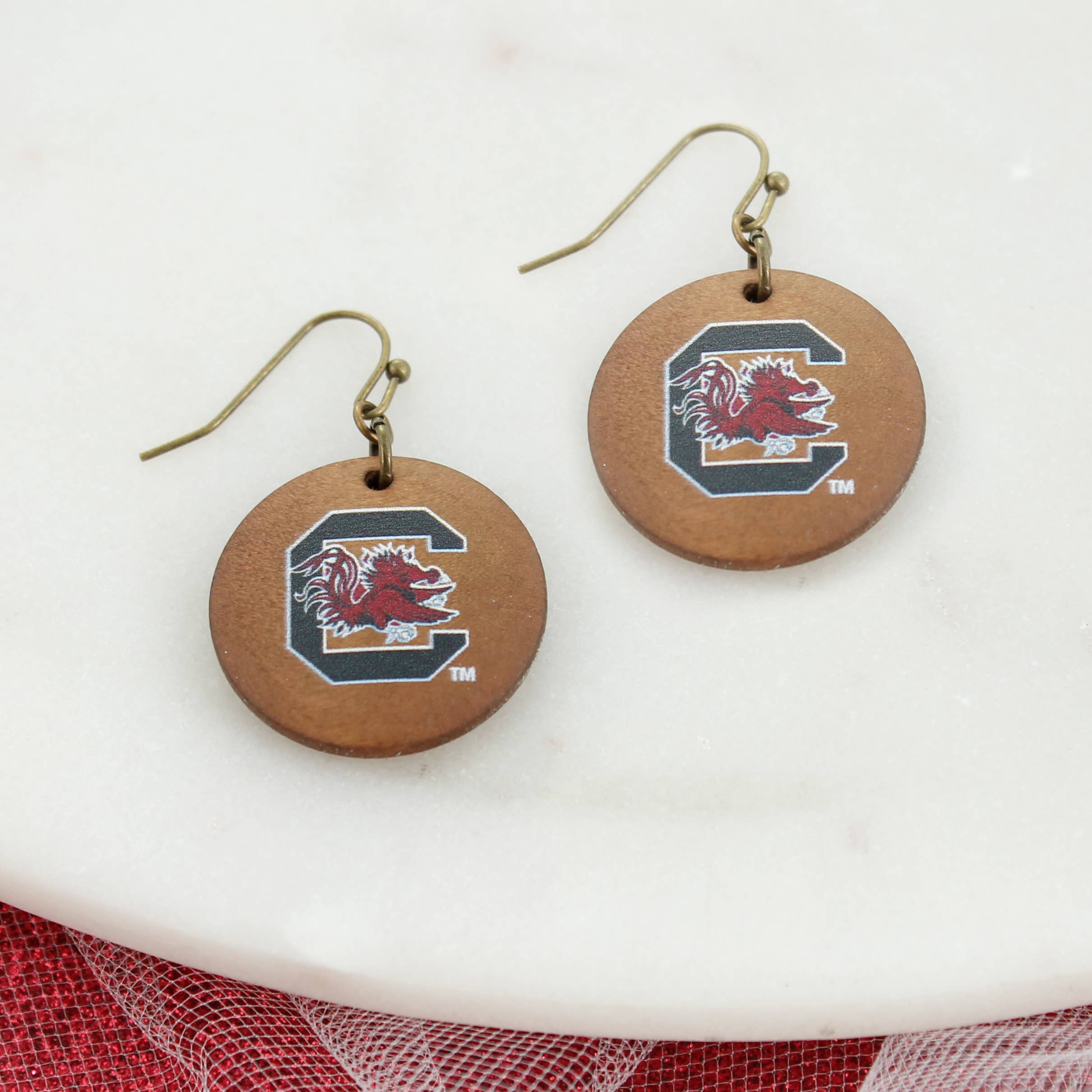 Boucles d'oreilles disque en bois avec logo South Carolina pour la vente par Seasons Jewelry