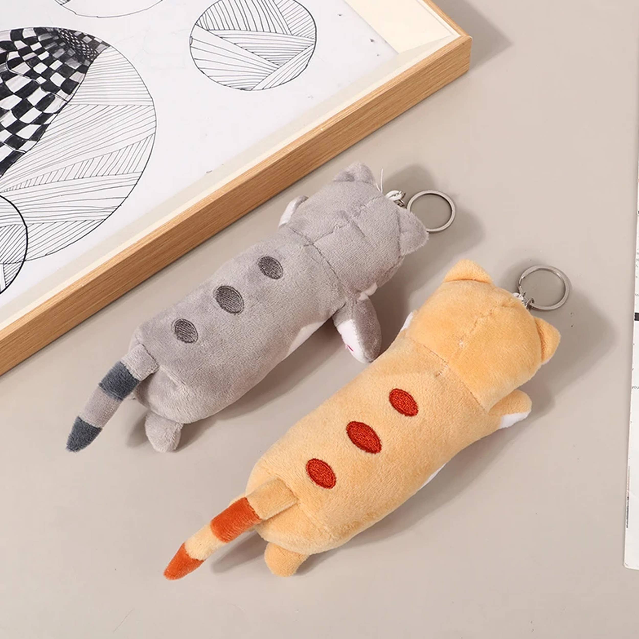 Buddha Yoga - Vendita all'ingrosso Portachiavi - Bambini - Adorabile Portachiavi Giocattolo Morbido a Forma di Gatto Lungo in Stock5