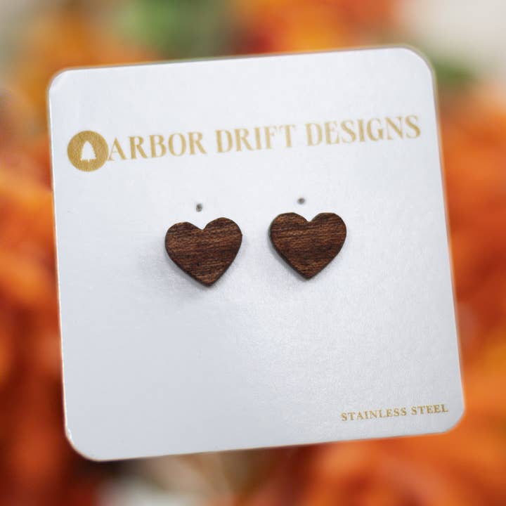 Houten oorknopje met hart en sapele voor wholesale door Arbor Drift Designs