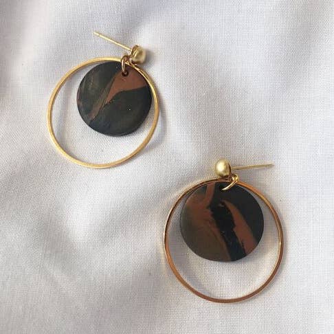 Jessie Brown & Sort Marmor Guld Hoop Ball Stud Øreringe for engroshandel hos Kismet Klay