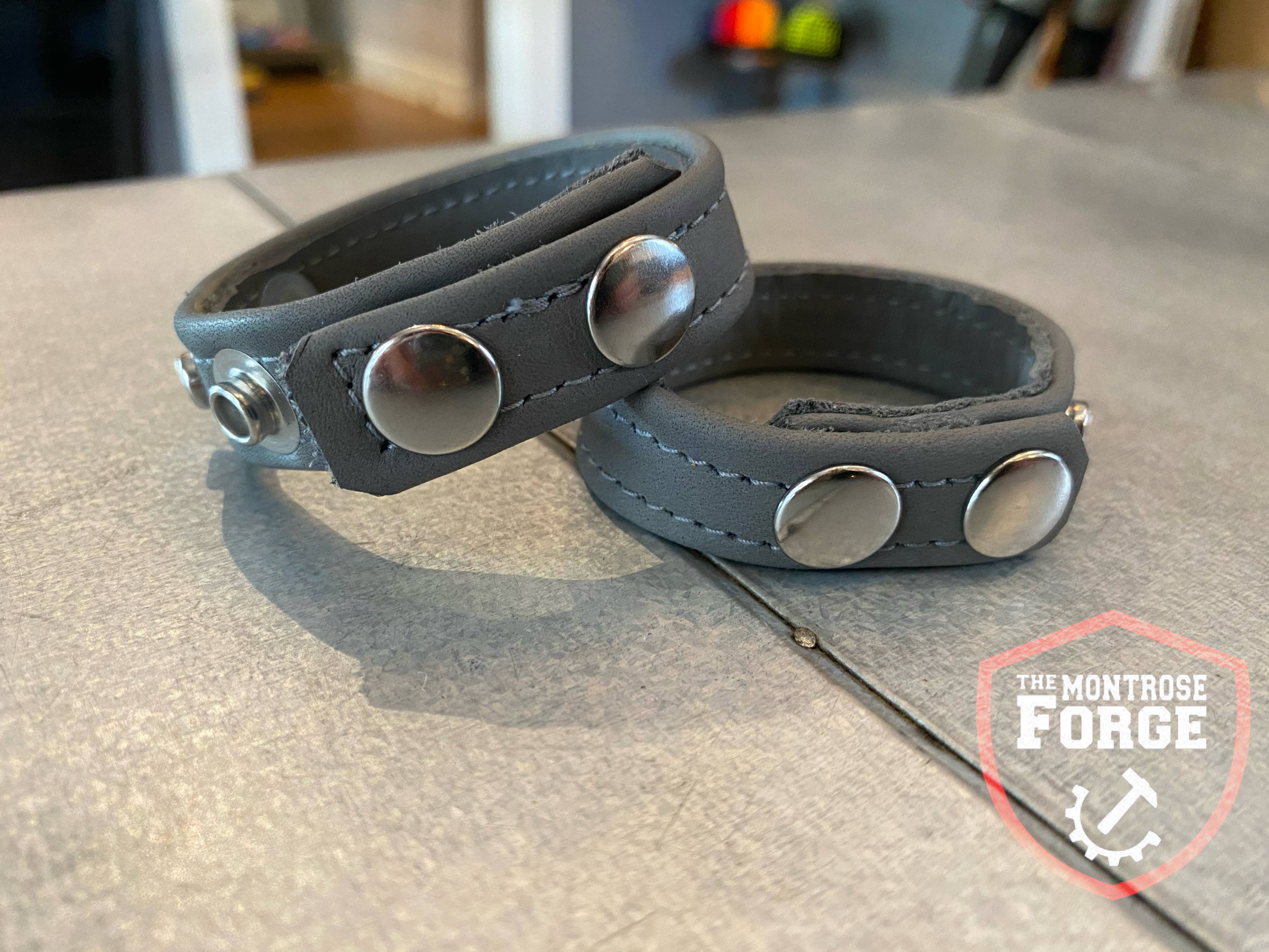 The Montrose Forge - Vendita all'ingrosso Sex toy - Anello a C in pelle sottile a 3 bottoni (disponibile in 11 colori)2