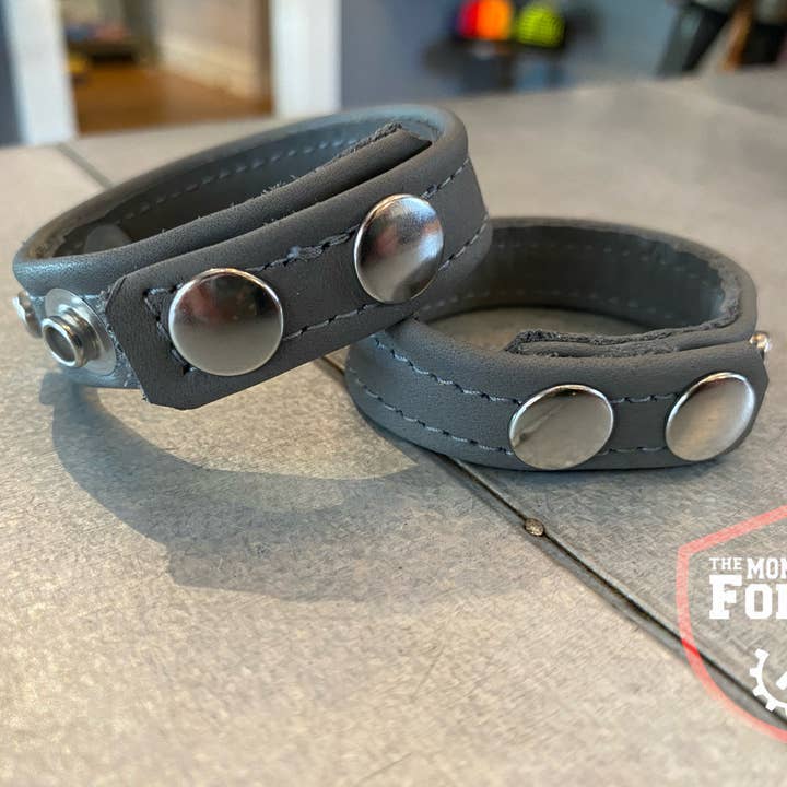 The Montrose Forge - Vendita all'ingrosso Sex toy - Anello a C in pelle sottile a 3 bottoni (disponibile in 11 colori)2