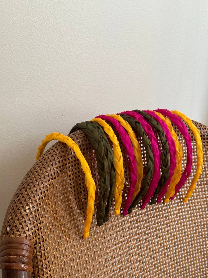 Diadema trenzada Nusa Dua en organza de seda para venta al por mayor de Jasmine Chong