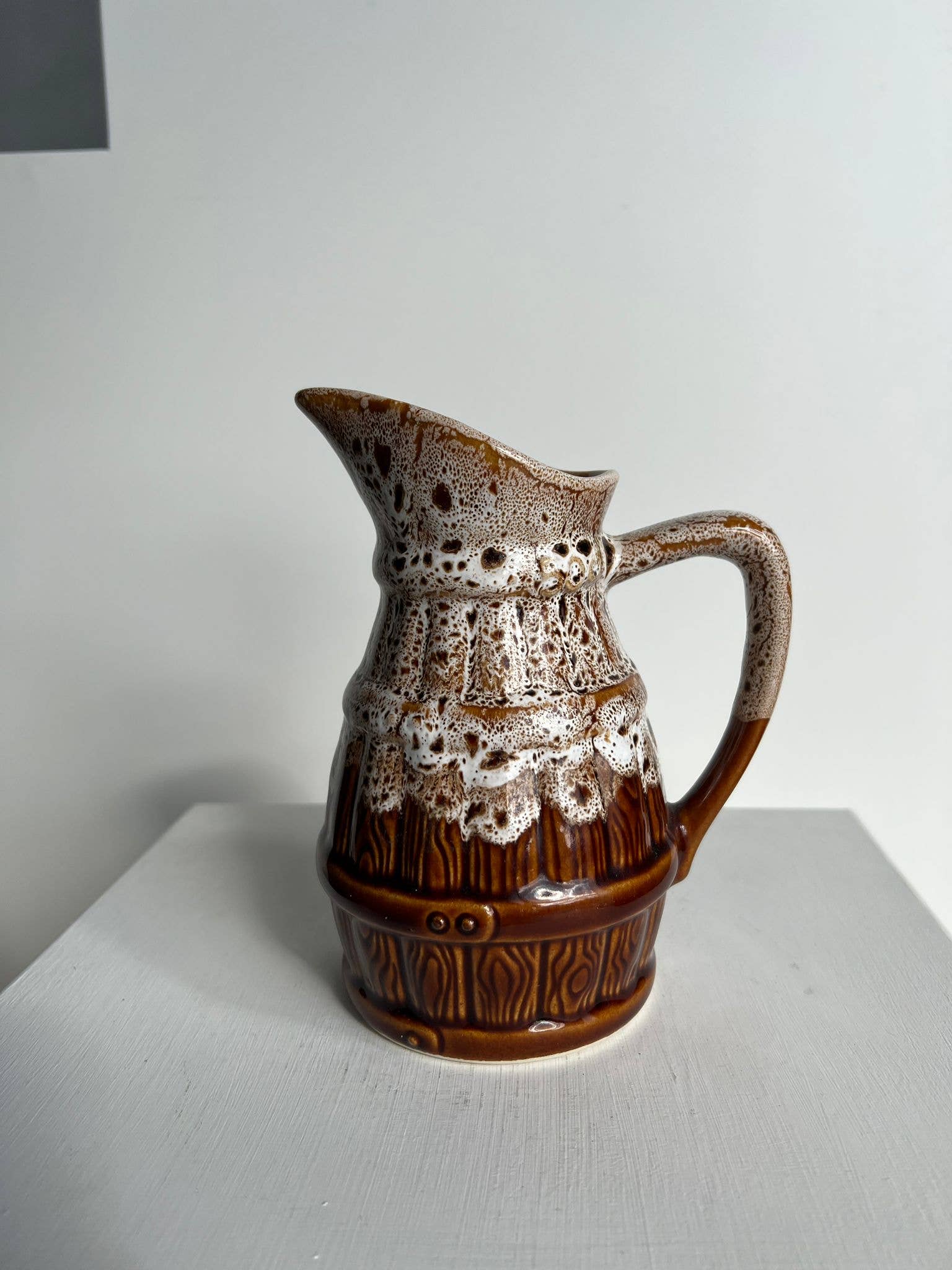 Office Objets – Objeto de mesa decorativo por atacado – Pequena jarra decorativa cerâmica vidrada com motivo de barril de cerveja31