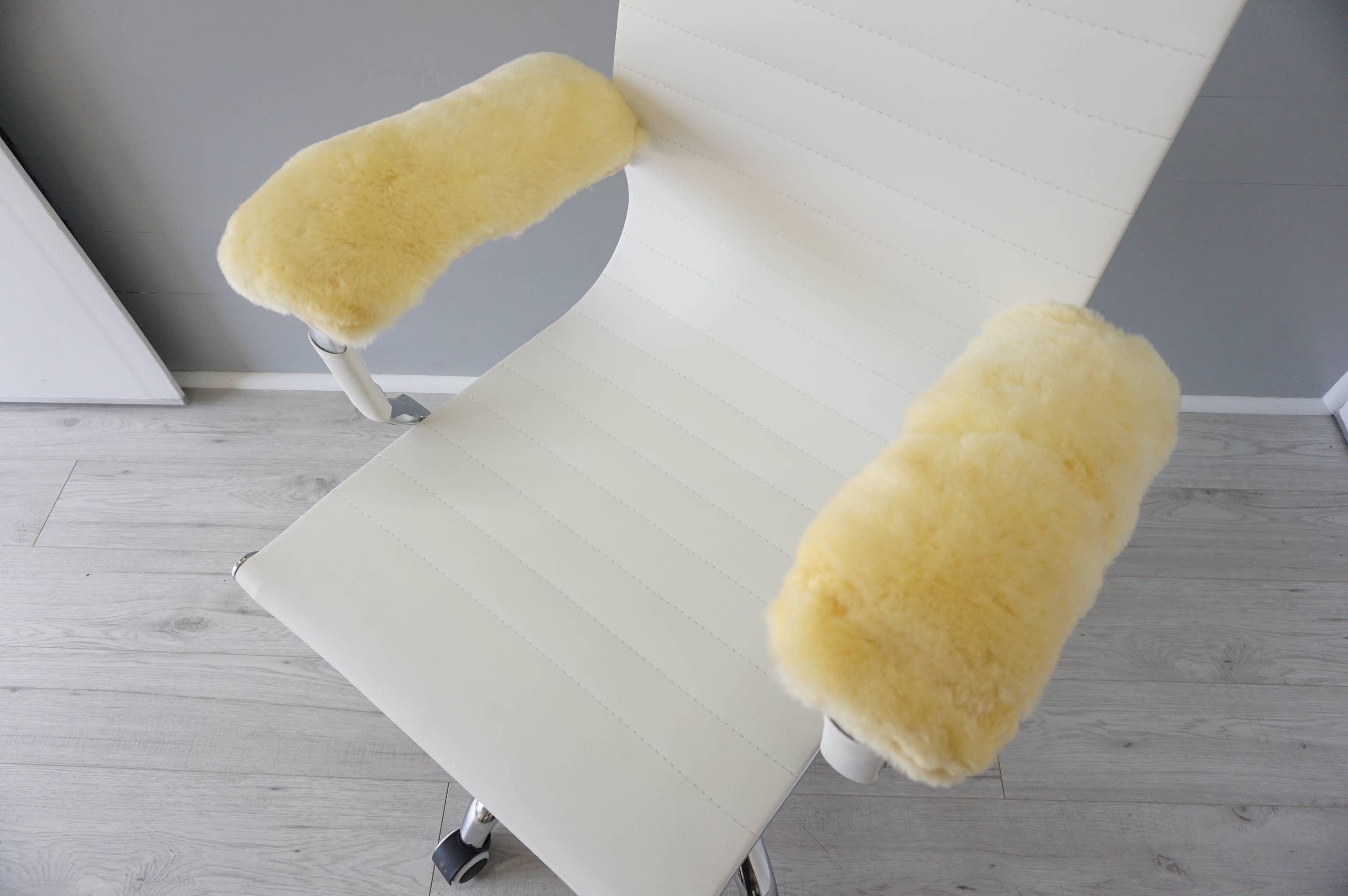 Milabert – Großhandel Stuhlkissen – Büro aus echtem medizinischen Schaffell | Armlehnen für Rollstuhlfahrer3