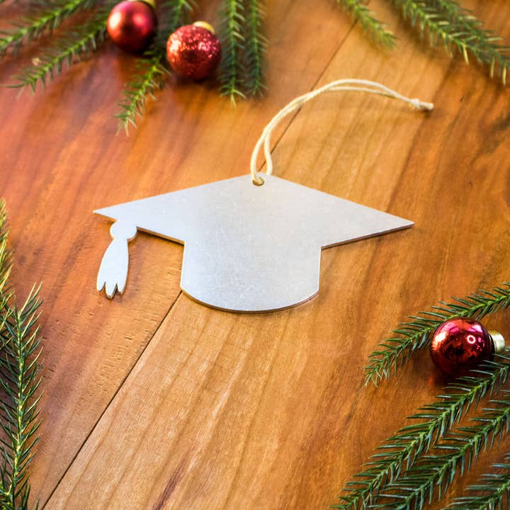 Iron Maid Art – Ornamento por atacado – Boné de formatura Ornamento de Natal da Faculdade Presente1