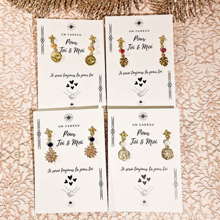 2 paar gouden oorbellen met duo parel hangers voor wholesale door Lydée Déco