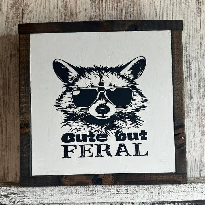 Söt men Vildvuxen Tvättbjörn Rolig Bondgårdsskylt för wholesale av 316 Legacy LLC