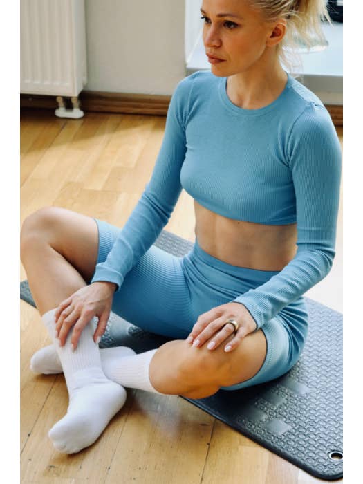 Top de entrenamiento corto SARA azul claro para venta al por mayor de Sokisahtel I BestSockDrawer