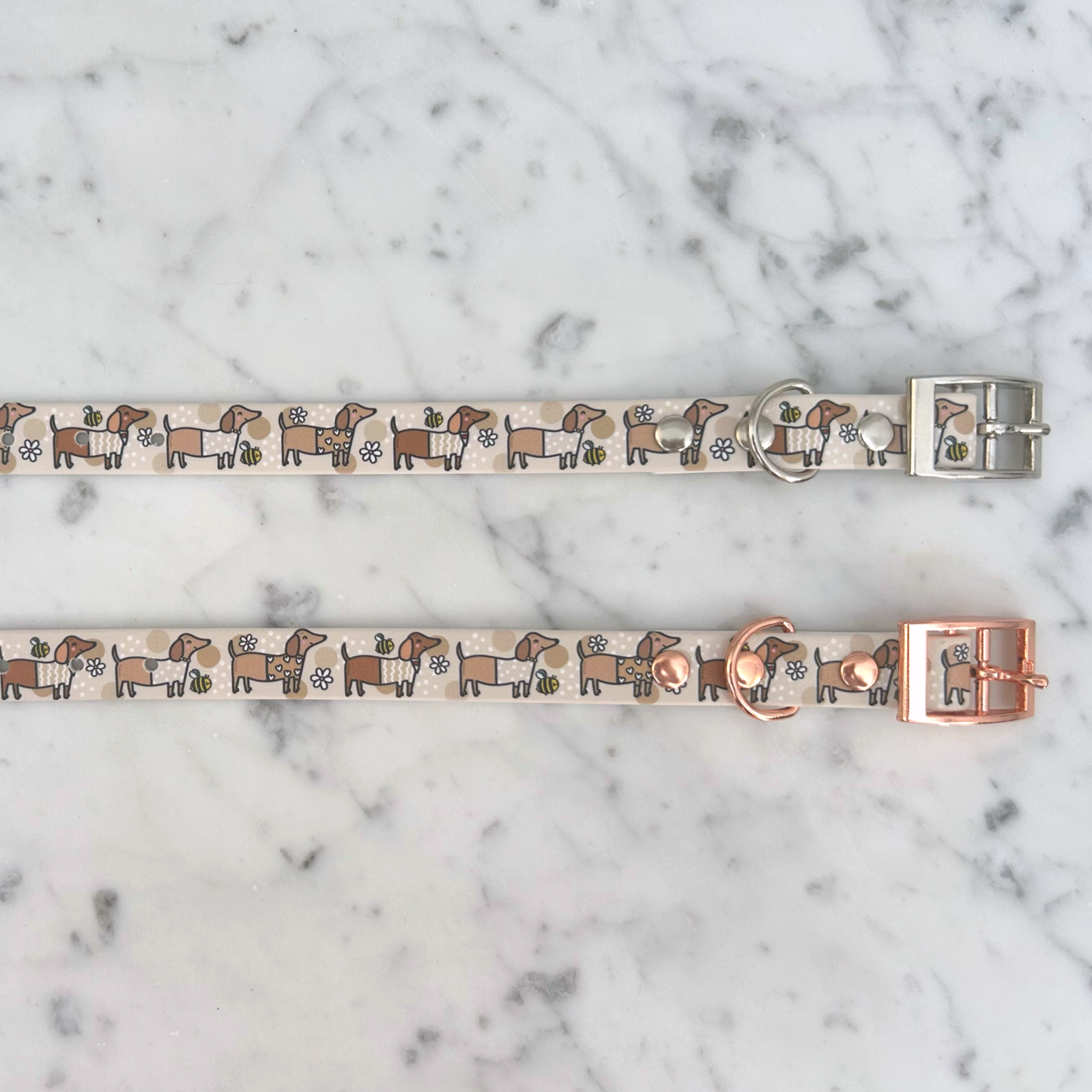 Puppies & Pom Poms - Vendita all'ingrosso Collare - Cani - Collare per Cani Handmade Impermeabile Beige con Bassotti e Api9