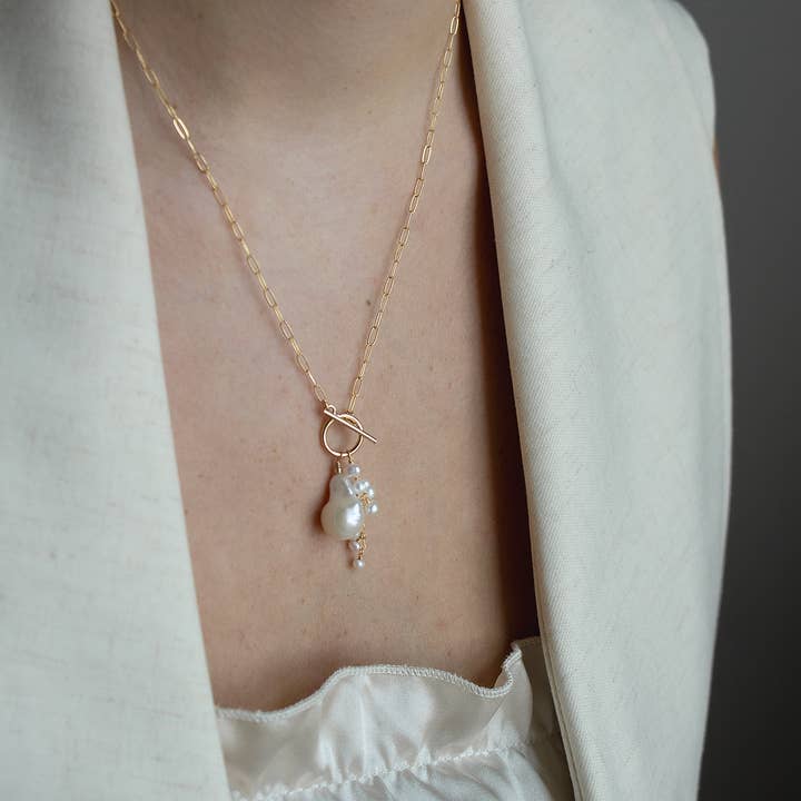 Christine Elizabeth Jewelry - Wholesale Pendant/Charm Necklace - Opalescent Pearl Cluster Toggle Necklace1