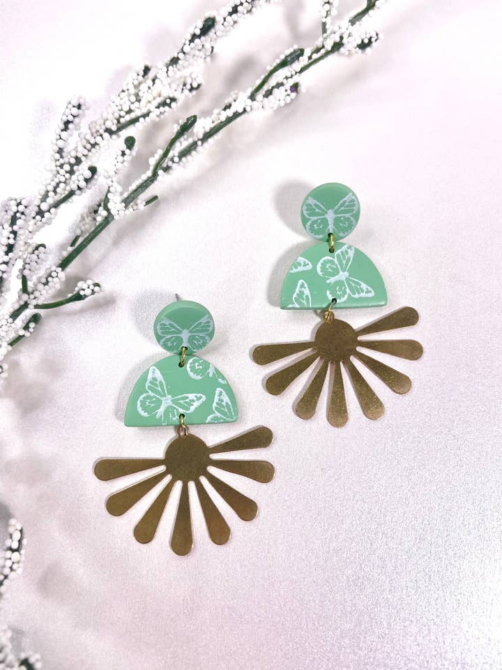 Pendants à ressort en argile polymère, boucles d'oreilles à imprimé papillon en argile, boucles d'oreilles de Pâques légères, violet et blanc, vert clair et blanc pour la vente par Miles and Milo Polymer Clay Collection