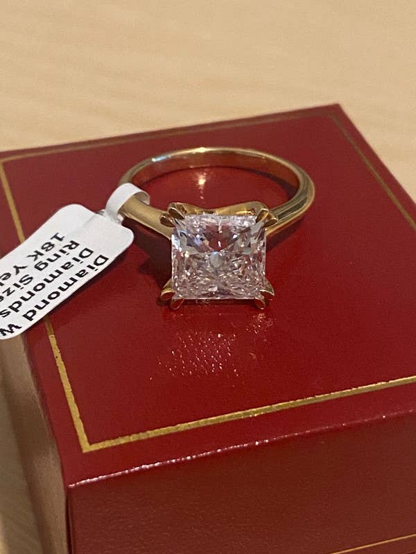 Fashionandjewels Ltd – Engroshandel Forlovelsesring – 18 karat guldring med prinsesseslebenet laboratoriedyrket diamant 4,08 ct4