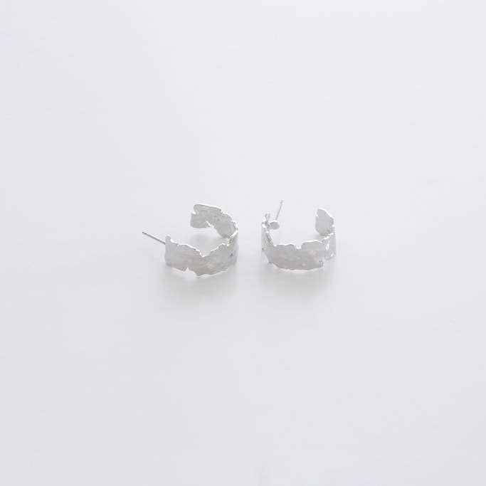 E7137- Aros tipo argolla de metal martillado, los más vendidos para venta al por mayor de Heidi Hull Designs