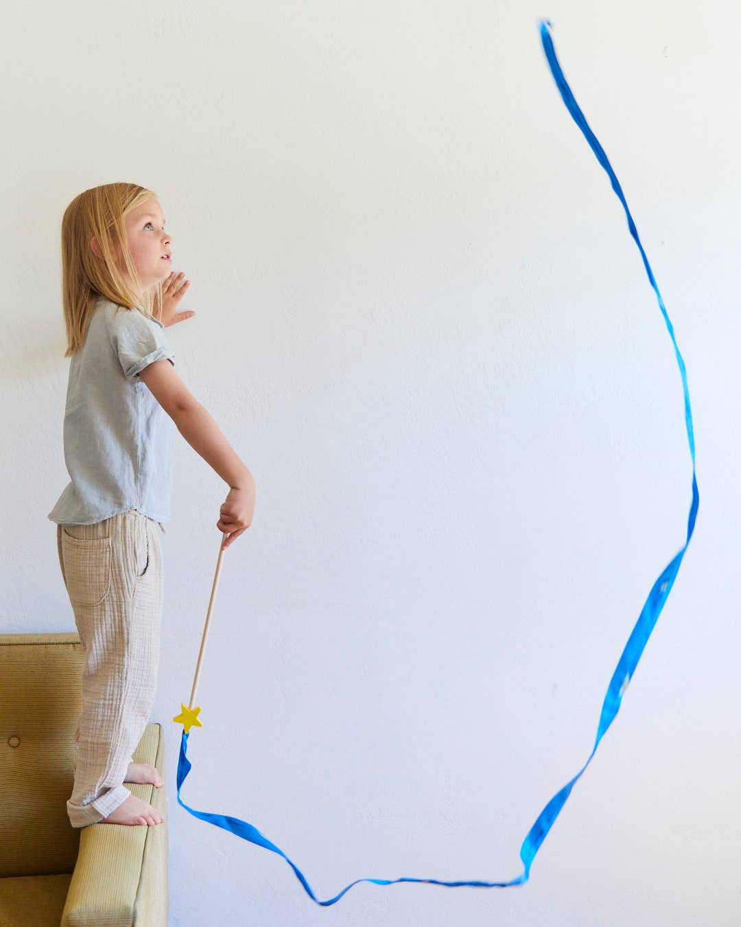 Sarah’s Silks – Großhandel Zauberstab – Kinder – Star Streamer Holzstab mit schimmerndem Seidenband4