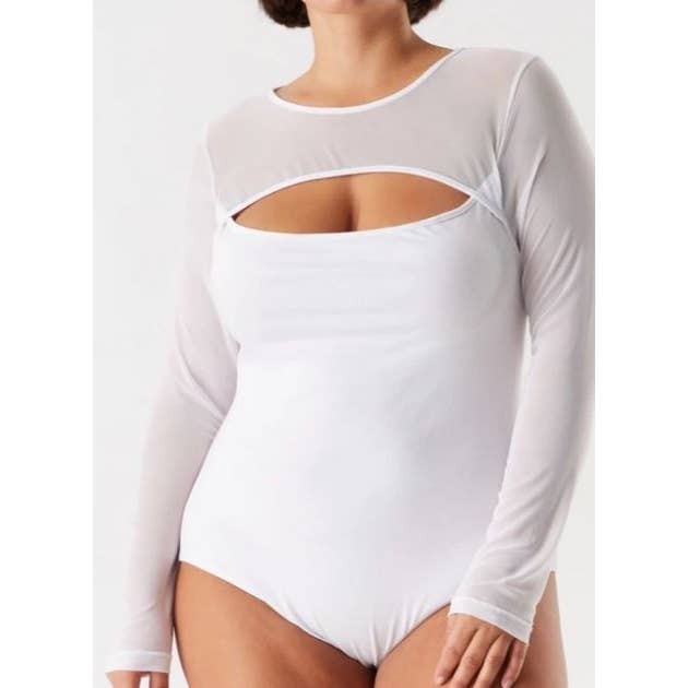 VIT PLUS BODYSUIT MED NÄT OCH URSKÄRNING VID BRÖSTET, LÅNGÄRMAD för wholesale på Faire1