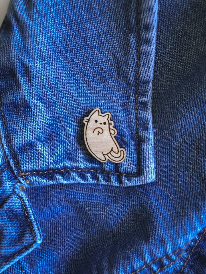 Comfy Kitty laserskurna trästift för wholesale av Gold Beam Creations