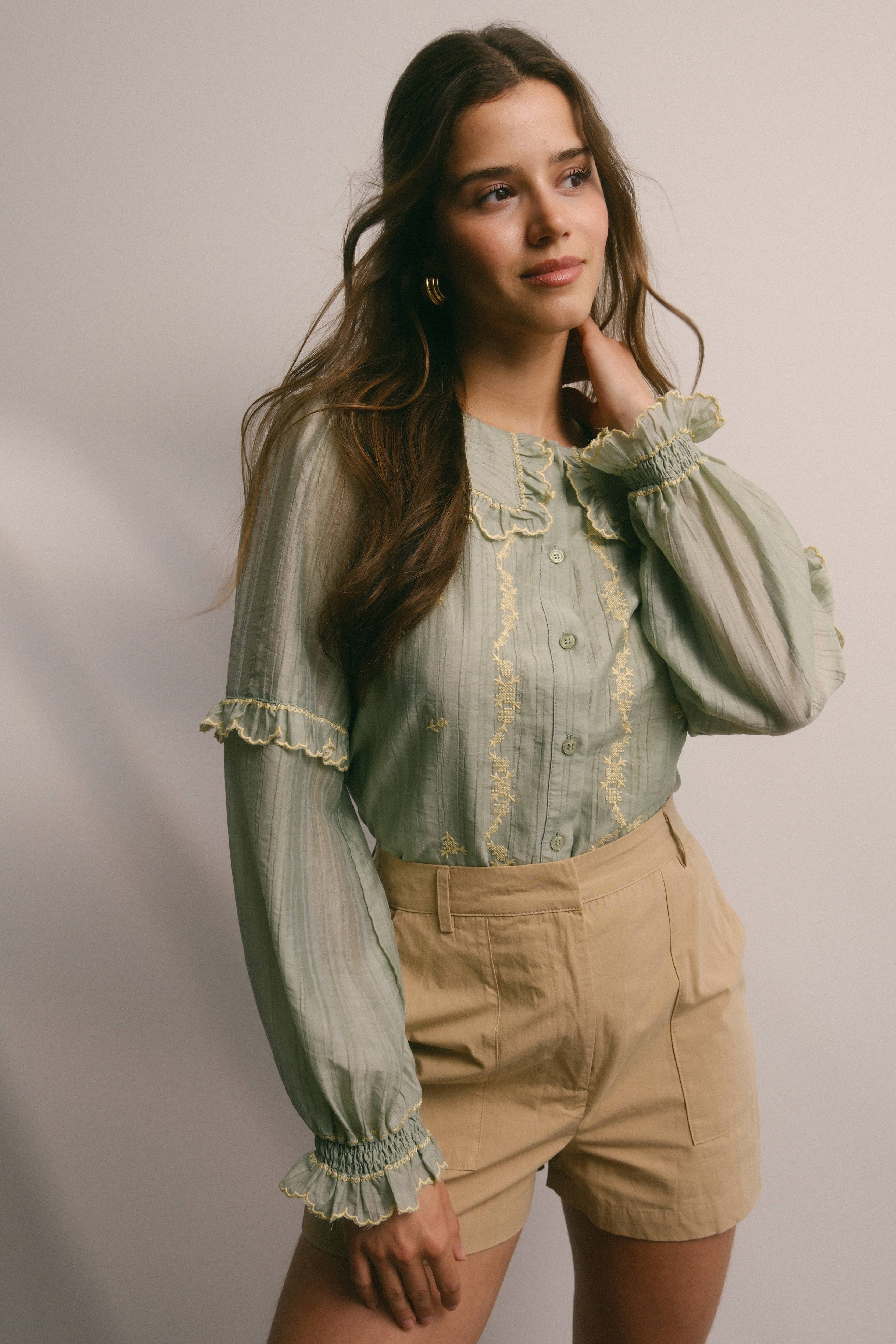 Forte – wholesale Blus - Dam – Broderad blus i bomull med volangkrage FT000313