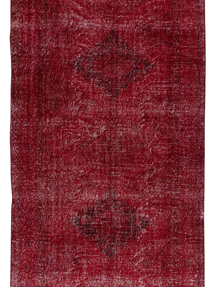 Tapis de course turc moderne fait main de 5 x 12 pieds surteint en rouge pour la vente par Rug Specialist LLC.