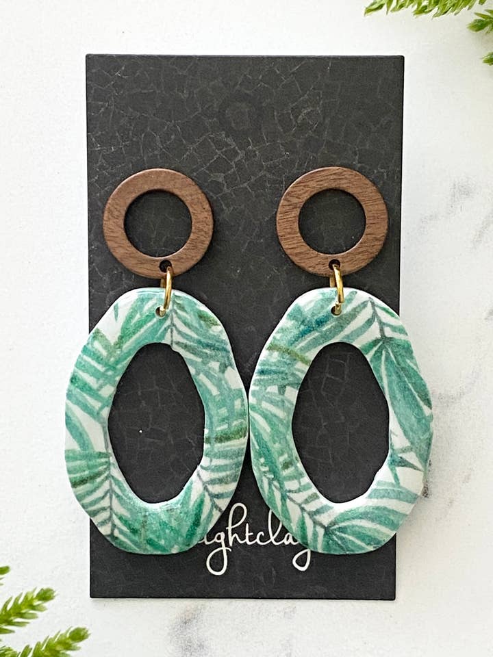 grüne Ohrringe, tropische Ohrringe, Blumendruck, Baumeln, Holz für den Großhandel von midnightclayco