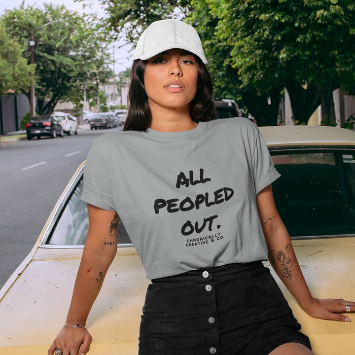 All Peopled Out T-shirt — voor mensen die sociaal uitgeput zijn door Chronically Creative & Co. voor wholesale door Chronically Creative & Co.