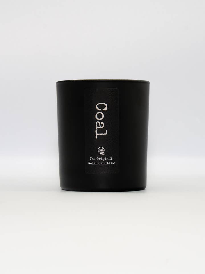 Bougie en cire de soja parfumée au charbon dans un pot noir de luxe - le cadeau gallois parfait pour la vente par The Original Welsh Candle Co