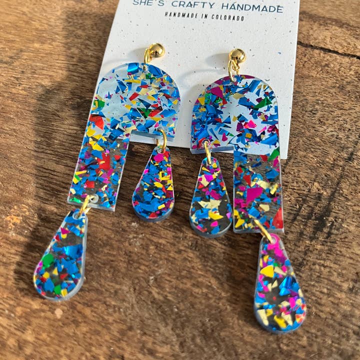 Gestufte Tropfen-Ohrringe: Regenbogen-Konfetti für den Großhandel von She’s Crafty Handmade