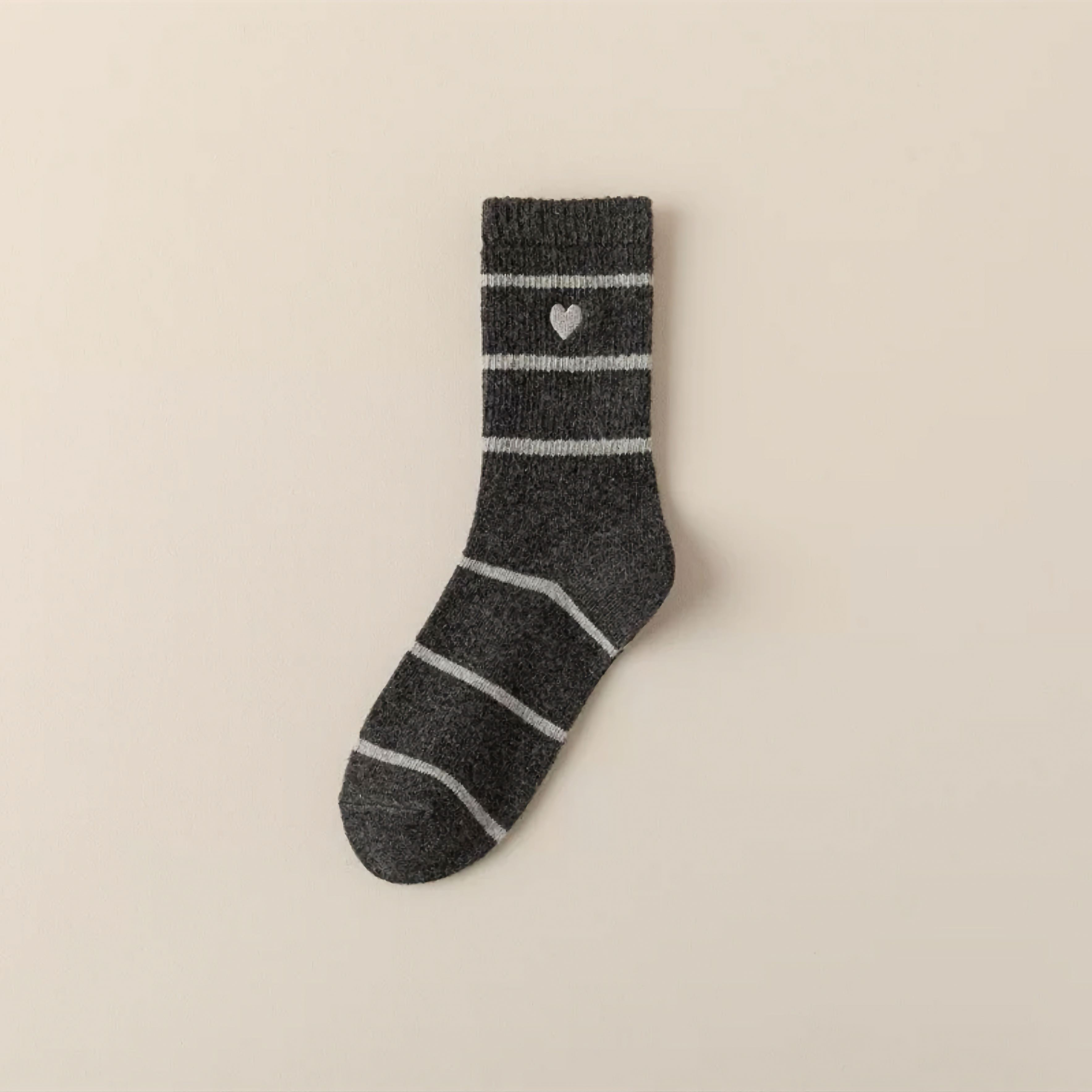 Happy Knits – Engroshandel Strømper - Dame – Uldstrømper til kvinder - retro, hjertebroderi, varme og hyggelige2