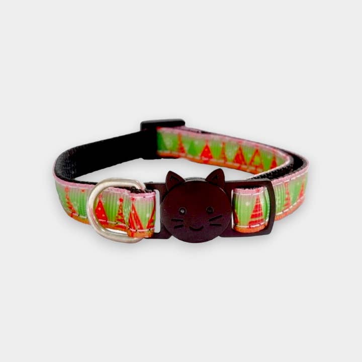 Christmas Kitten Collar - Red with Green Christmas Tree Prin por atacado de Zacal Cat Collars