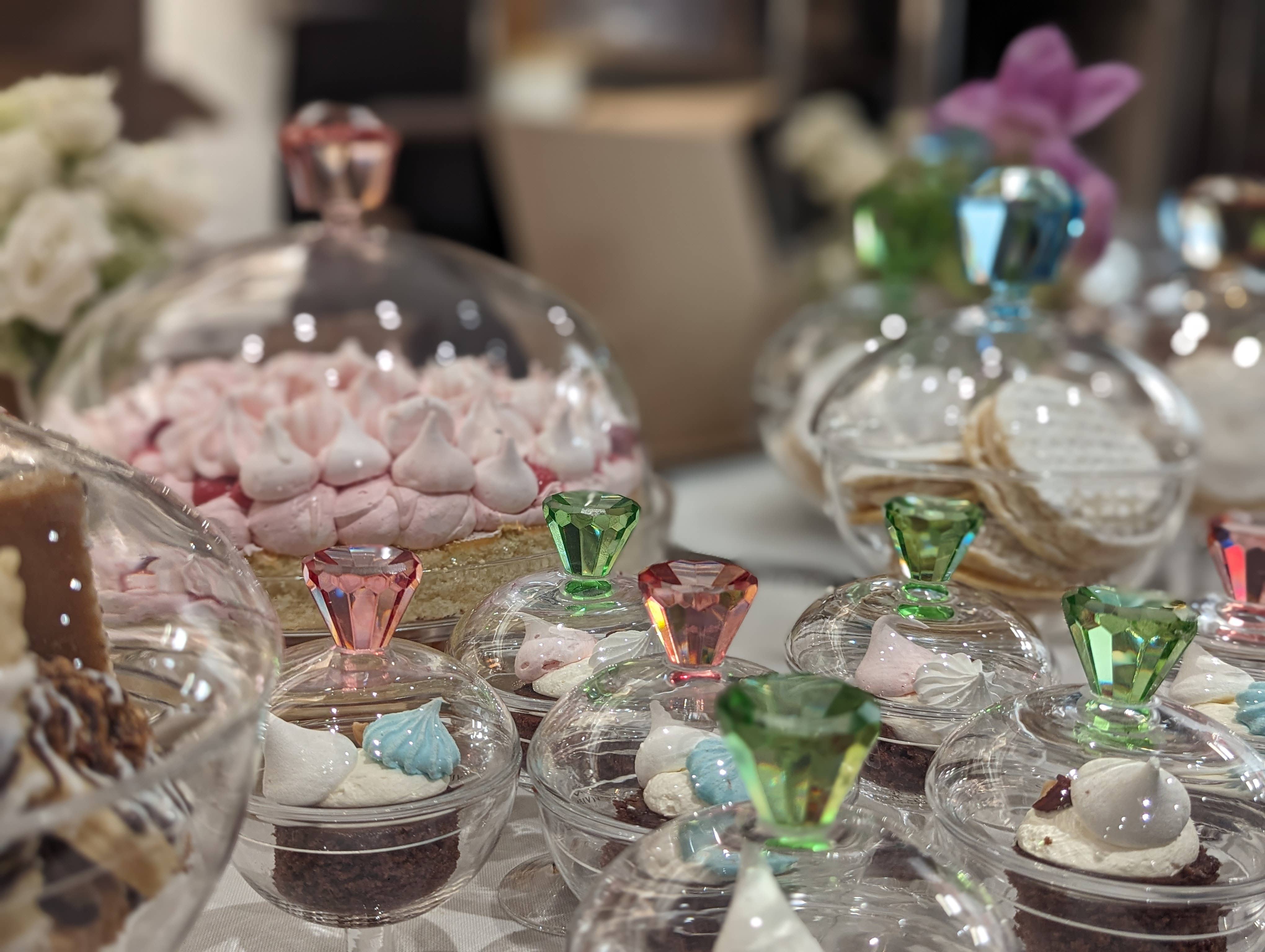 VIVIENCE - Wholesale Cake Stand - Glass Cake Dome with Colored Diamond Base and Knob, 13"D6