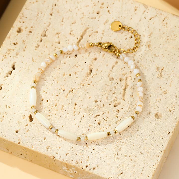 Guldbelagt Armbånd med Hvide Perler og Aflange Perlemorsstykker for engroshandel hos JOYA