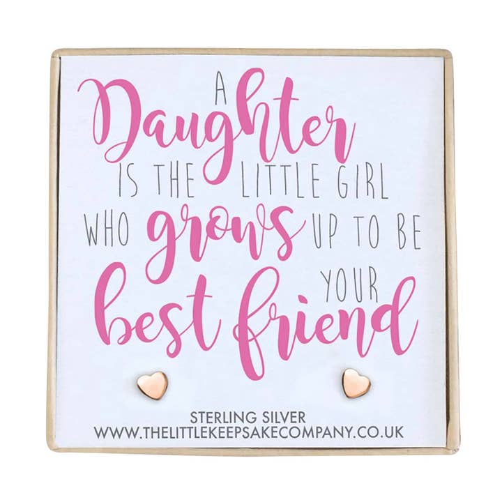Pendientes de oro rosa bañado en oro rosa con forma de corazón, con texto en inglés «A Daughter Is The Little Girl» para venta al por mayor de The Little Keepsake Company