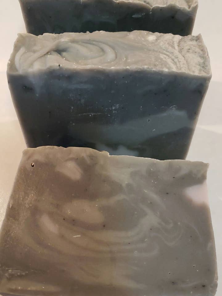 Nuance de gris. pour la vente par Lala's Soaps