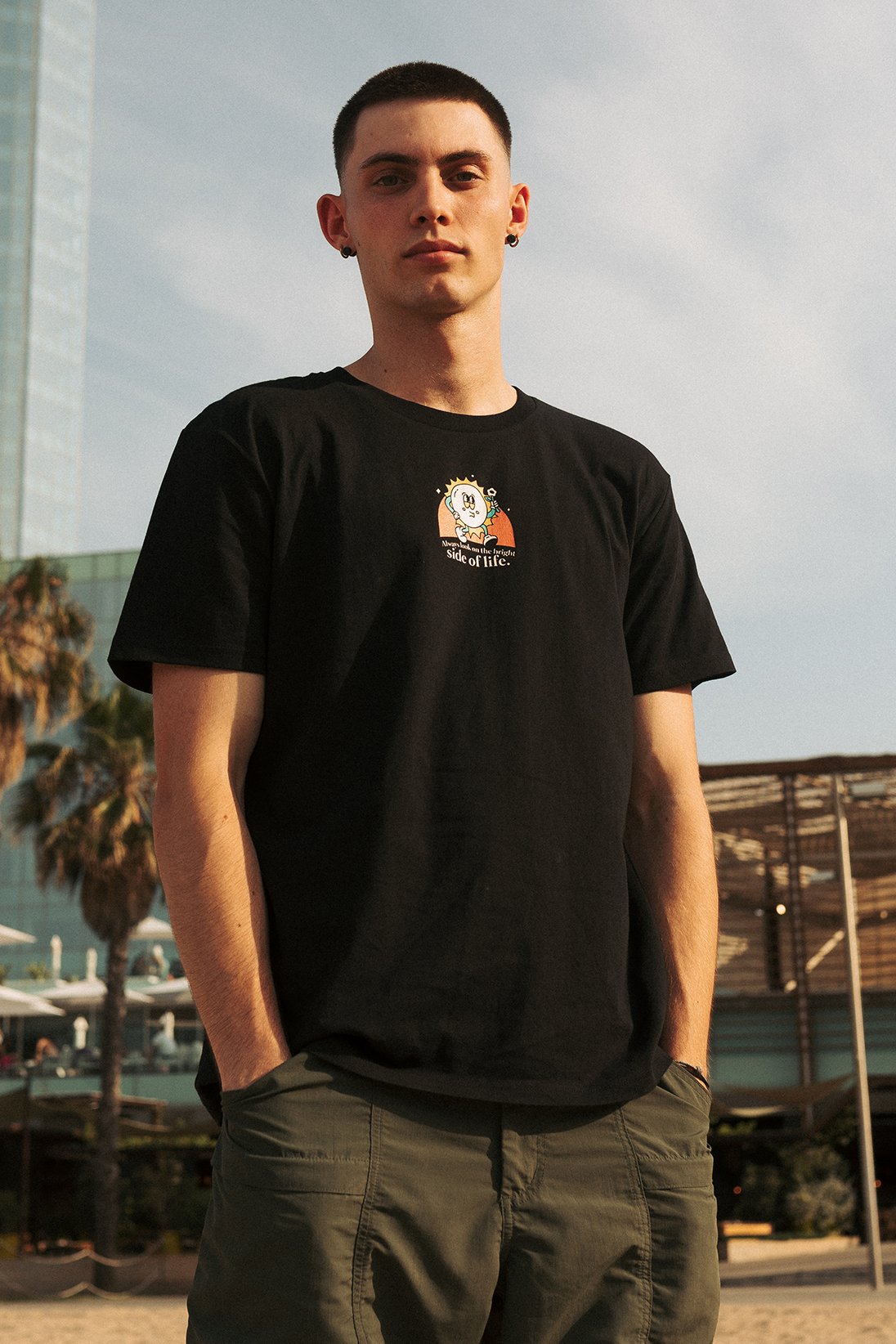 Nostalgic Apparel – T-shirt estampada - Unissexo por atacado – Olhe sempre para o lado bom da vida - T-shirt preta4