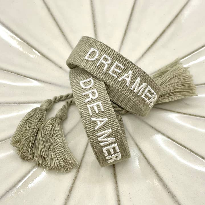DREAMER vævet, broderet statement armbånd for engroshandel hos Parsley & Pepper