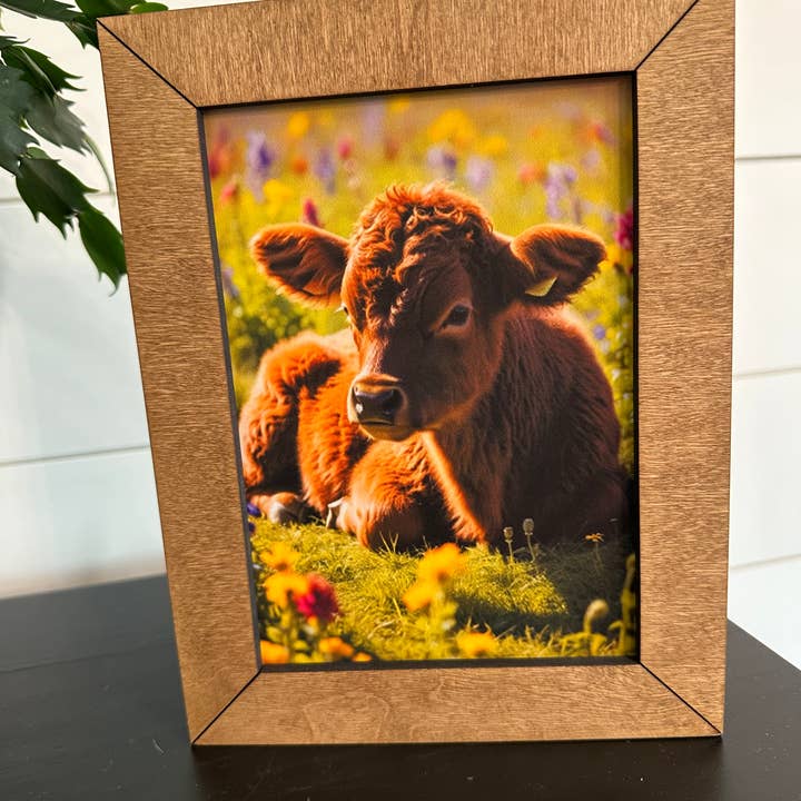Cadre de 6,5x8,5” Veau des Highlands dans un pré de fleurs sauvages pour la vente par Farmhouse Decor & Co.