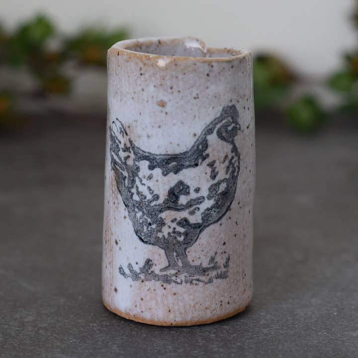 Tiny Tumblers - Kyckling/hö för wholesale av Mud & Maker