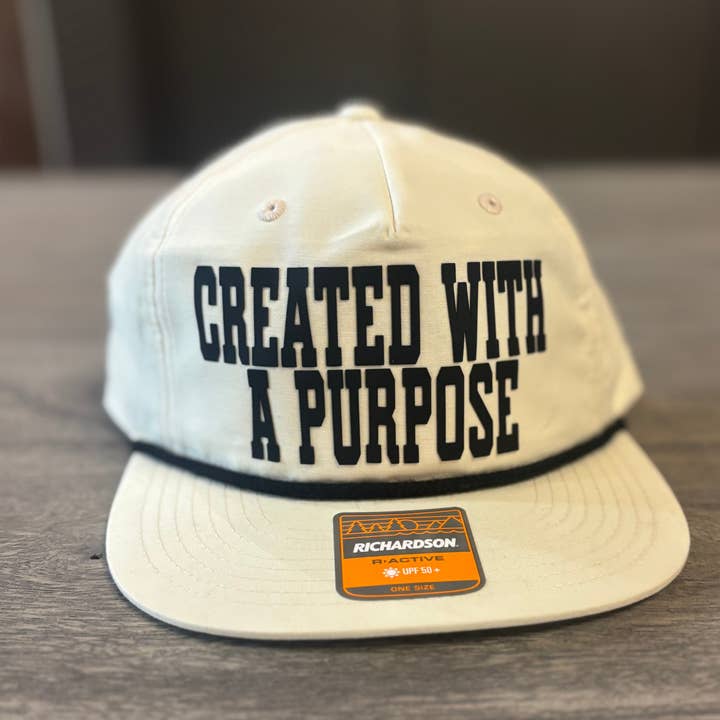"Skabt med et Formål" Richardson Hat – Tan & Sort Tro Trucker Cap for engroshandel hos Pecan Creek Designs