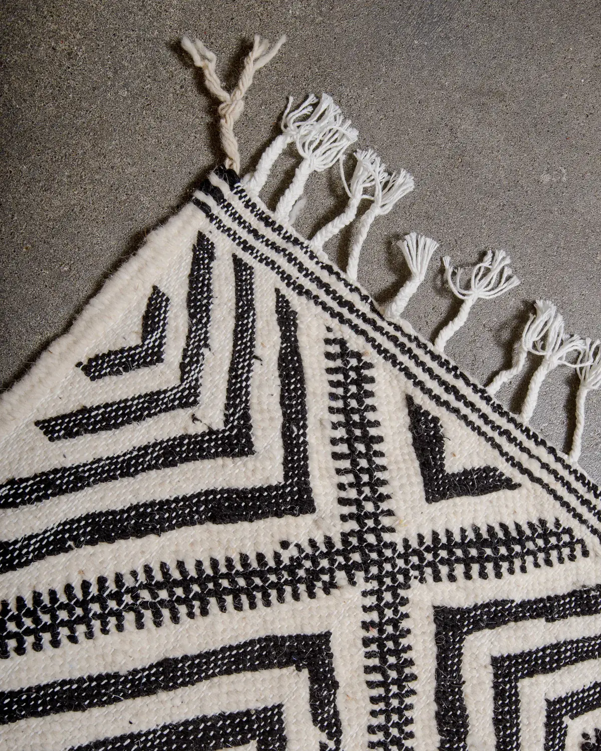 BerberNest - Vendita all'ingrosso Tappeto - Tappeto Kilim Marocchino Bianco e Nero, Tappeto Berbero a Tessitura Piatta2