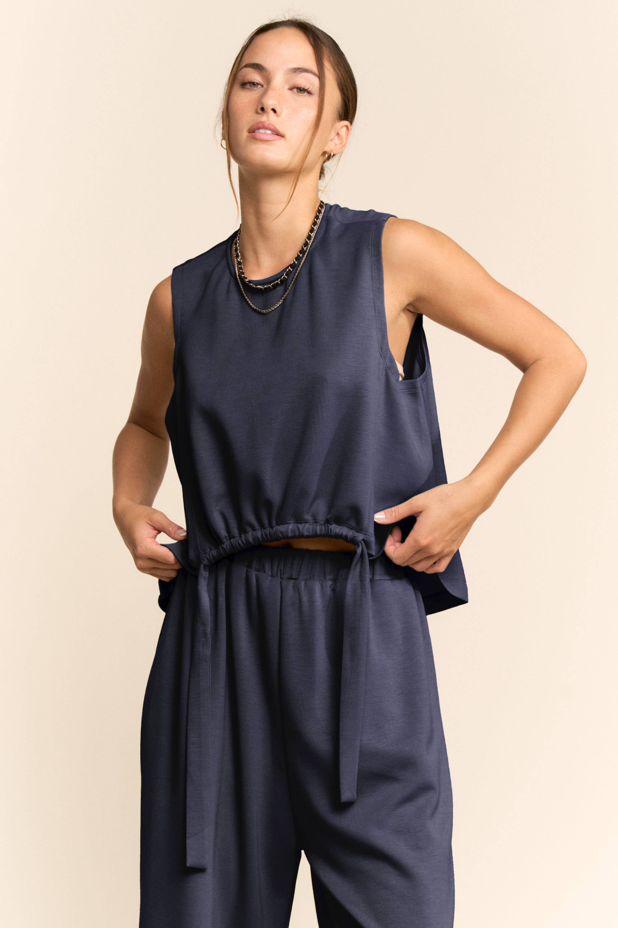 Davi & Dani - Vendita all'ingrosso Pantalone - Donna - SET DI PANTALONI IN TINTA UNITA CON SCOLLO ROTONDO E CINTURA3