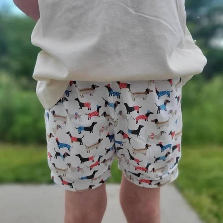 Short teckel, short pour chien, short unisexe pour tout-petit pour la vente par Remi Rae’s LLC