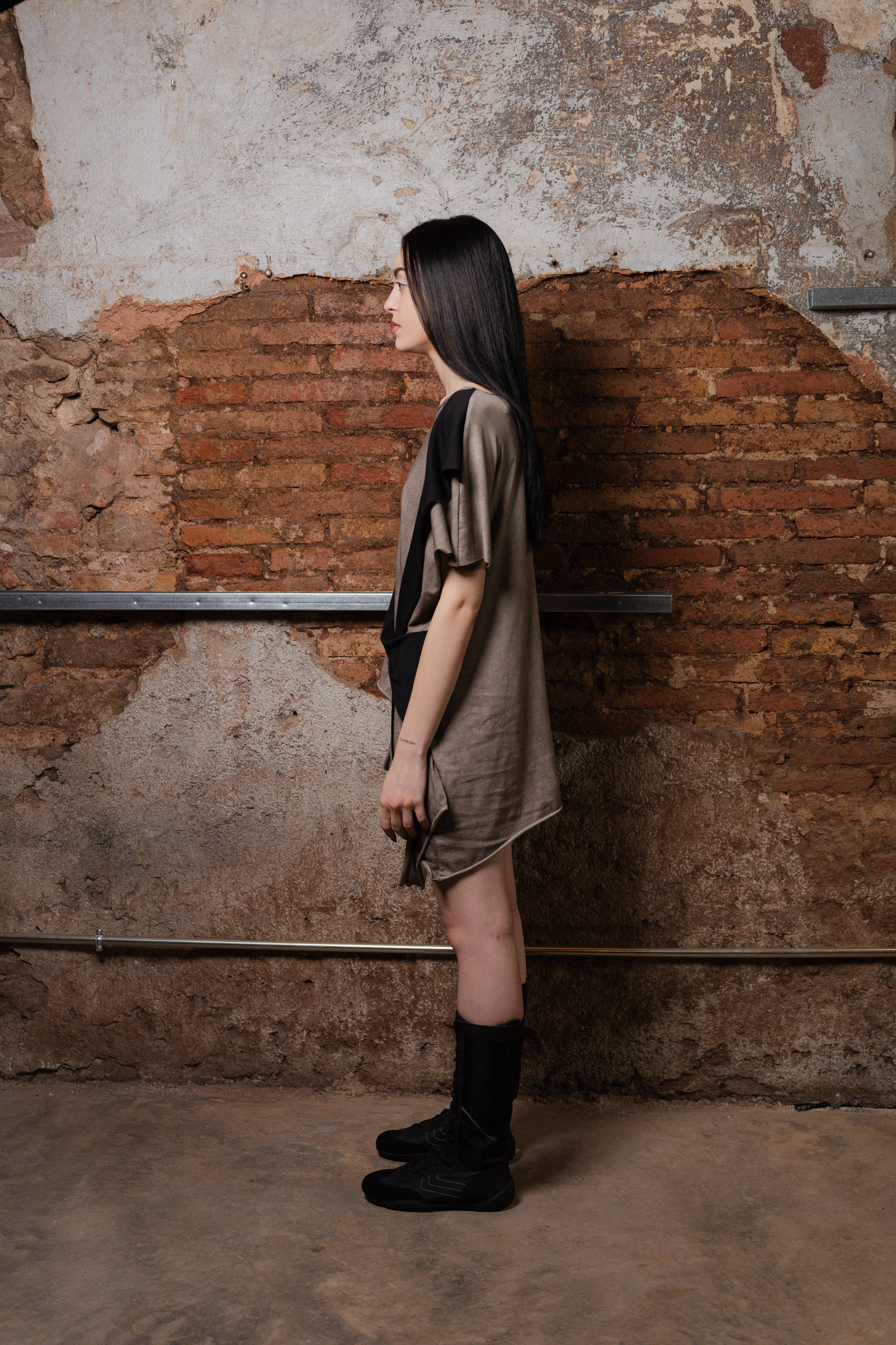 Black Camiseta de Capas Transformable Wave for wholesale on Faire8