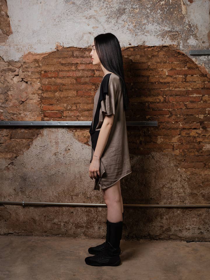 Black Camiseta de Capas Transformable Wave for wholesale on Faire8