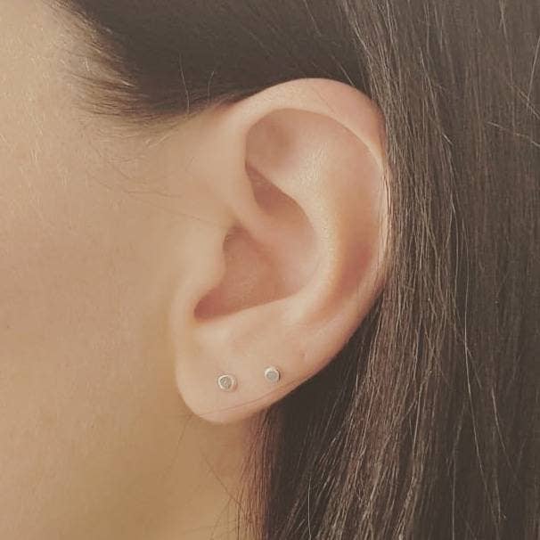 Ronde zilveren mini-oorbellen · Minimal Studs voor wholesale door Darama Joyas