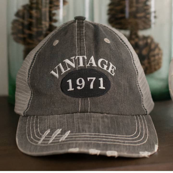 Vintage Year Trucker Hat – Personlig Broderi for engroshandel hos Wooden Nose Gift Shop