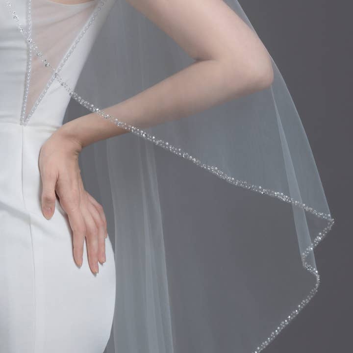 FS6246-AC Perlenkristallperlenkante Engelsschnitt Brautschleier 45" für den Großhandel von Farinosa Bridal