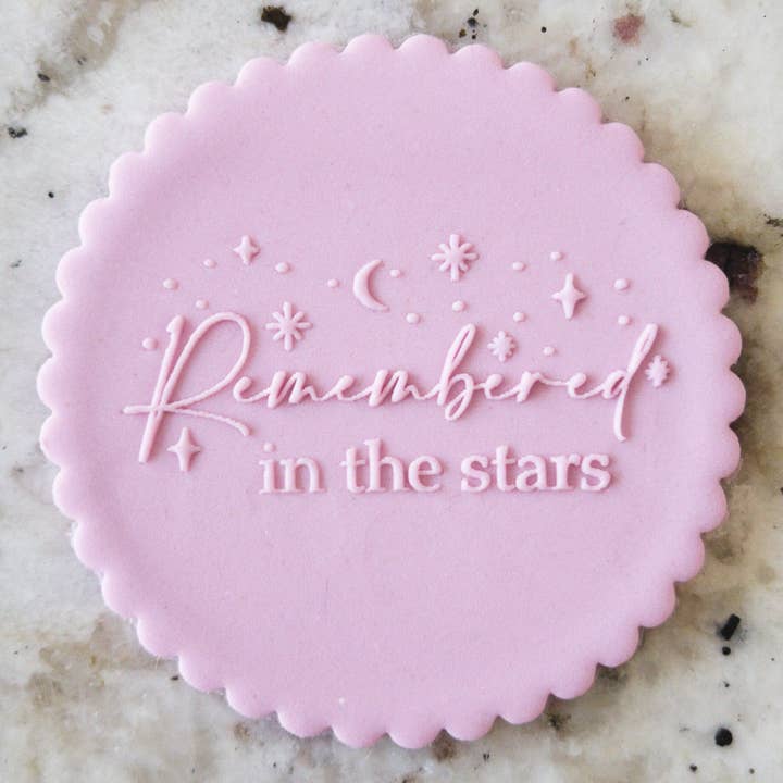 Tampon à embosser « Remembered In the Stars » pour biscuits et biscuits, fête des mères pour la vente par Cut Bake Stamp