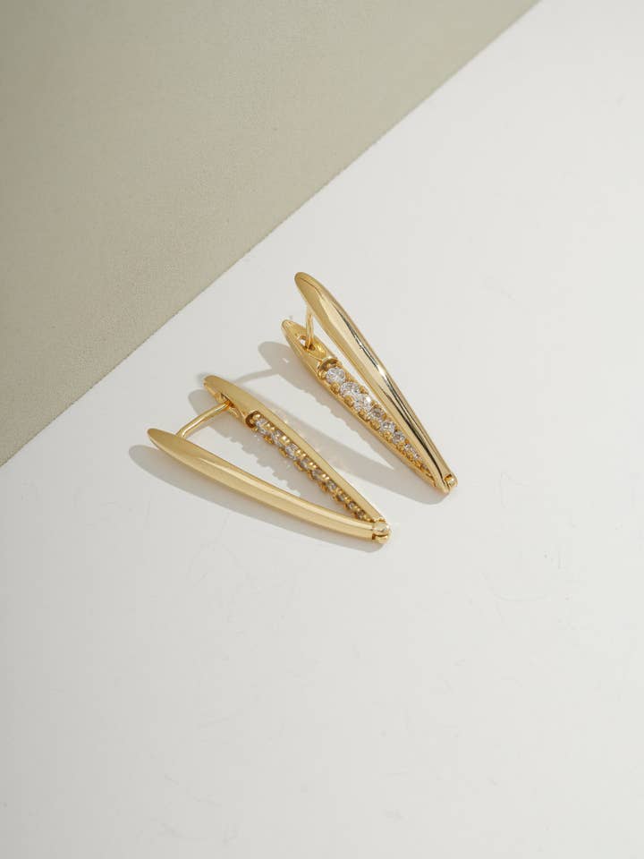 Pendientes de Aro en V Alargados de Joyería Demi-Fina | Listo para Enviar para venta al por mayor de Bossaglam Jewelry